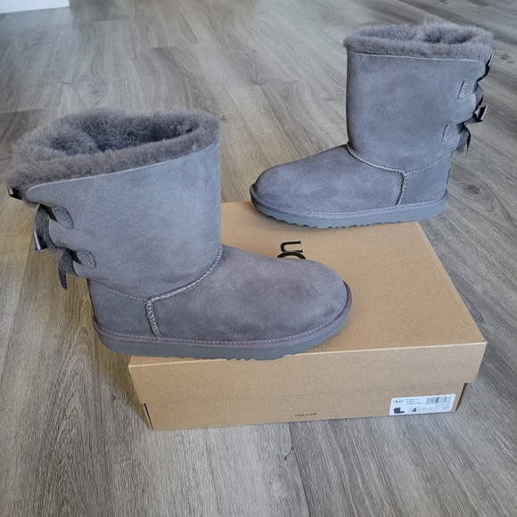 UGG Kids Bailey Bow II Water-resistant Suede Boot. - Picture 4 of 8